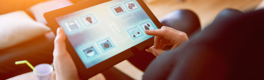 Eine Person greift von einem Tablet aus auf ihre Daten in der Cloud zu.