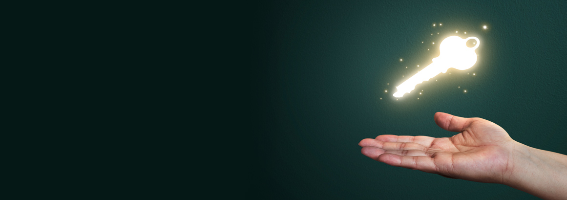 Symbolbild: Über einer Ausgestrecken Hand schwebt ein leuchtender Schlüssel.