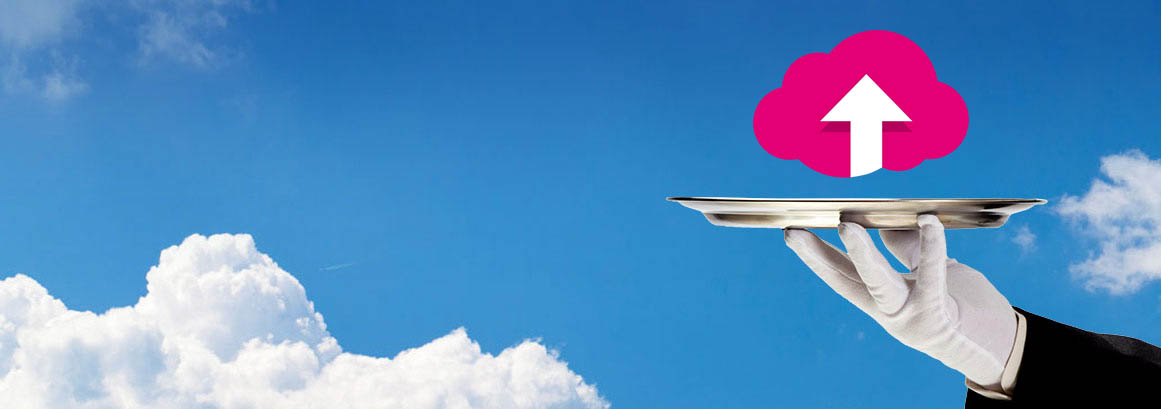 Symbolbild: Das MagentaCloud Logo schwebt über einem Tablett, dass von einer Hand gehalten wird, die einen weißen Handschuh trägt. Im Hintergrund ist ein Blauer Himmel und Wolken zu sehen.